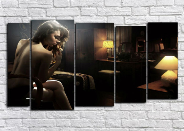 ДЕВУШКА В ПОЛУМРАКЕ